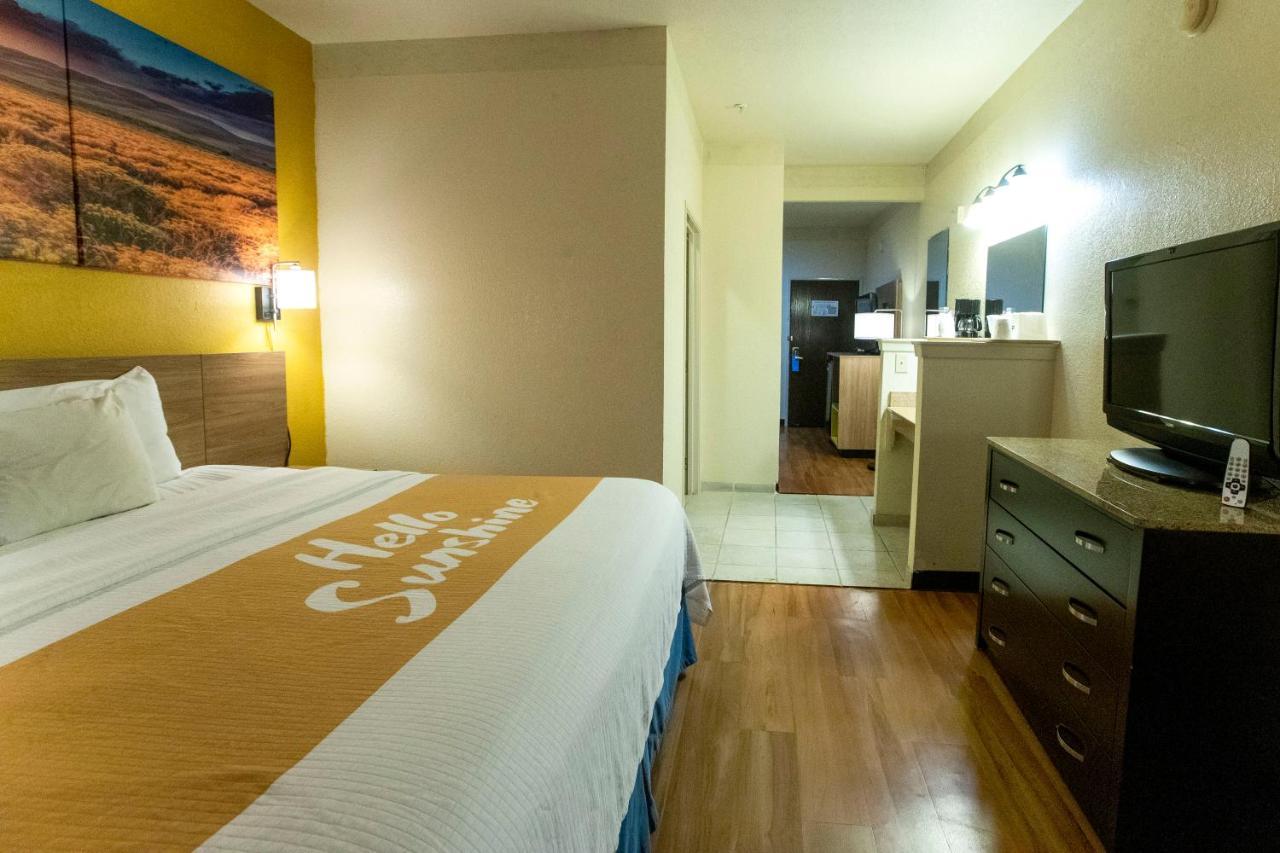 Days Inn & Suites By Wyndham Houston North/Aldine Dış mekan fotoğraf