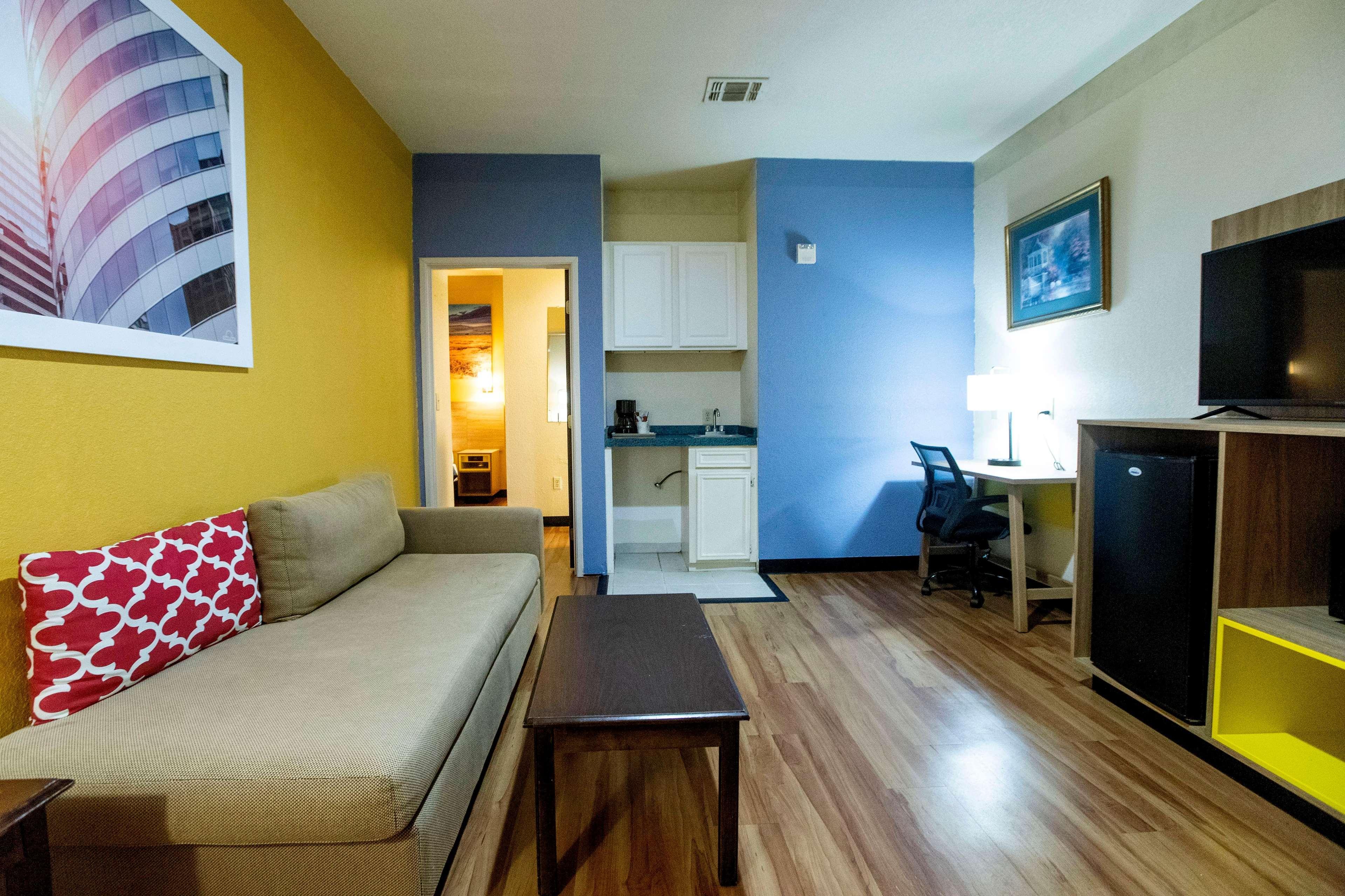 Days Inn & Suites By Wyndham Houston North/Aldine Dış mekan fotoğraf